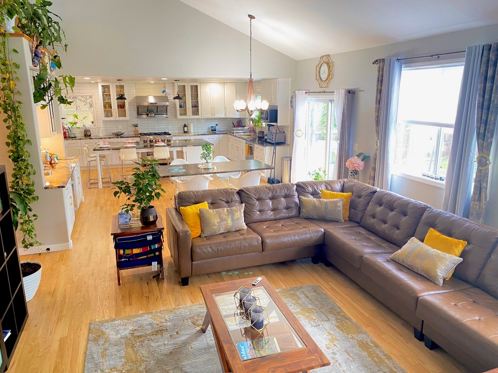 Bright, big home walking distance to Mcintosh&nbsp;lake